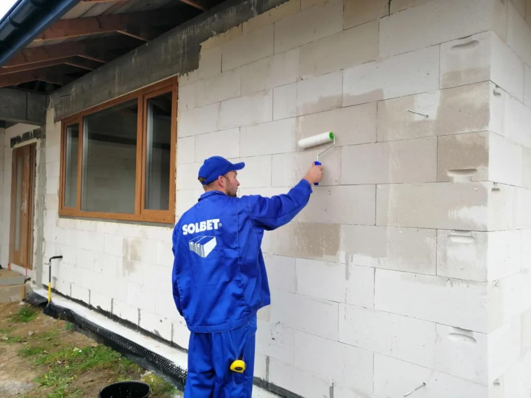 Czy gruntować elewację przed malowaniem? Oto kluczowe korzyści