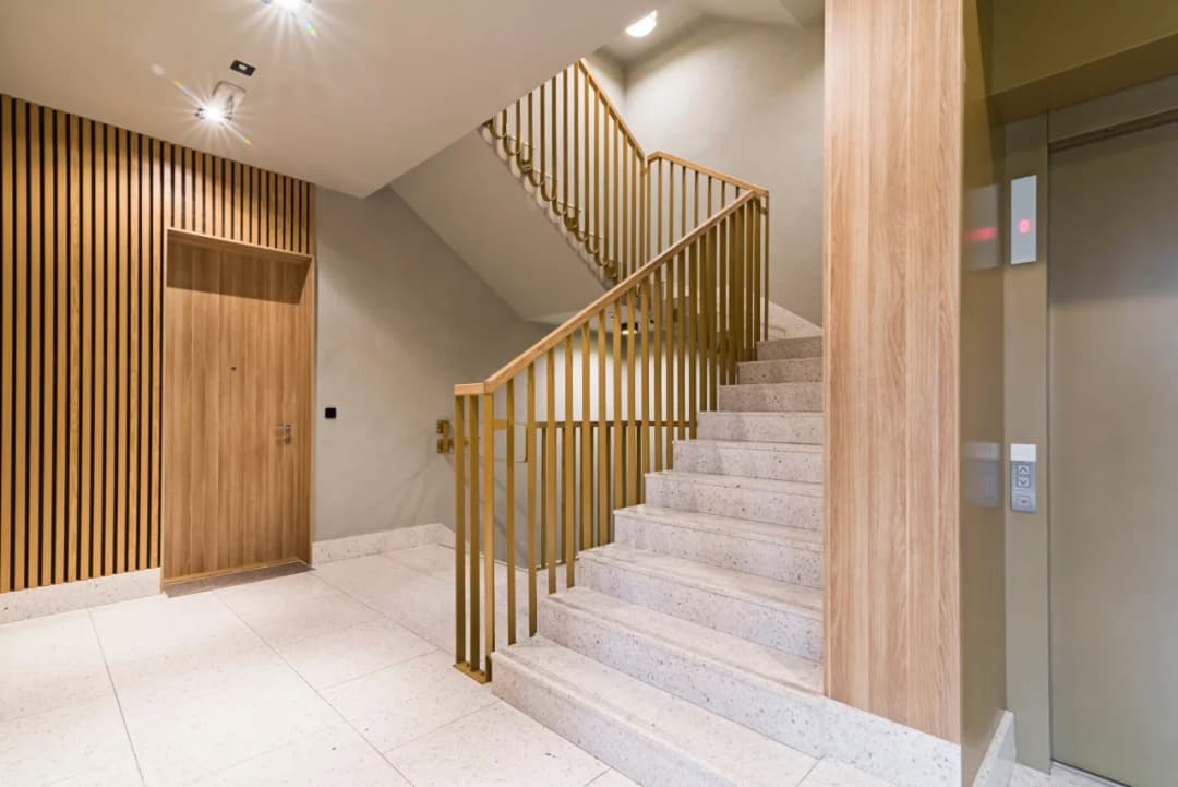 Co położyć na ściany na klatce schodowej, aby uniknąć problemów?