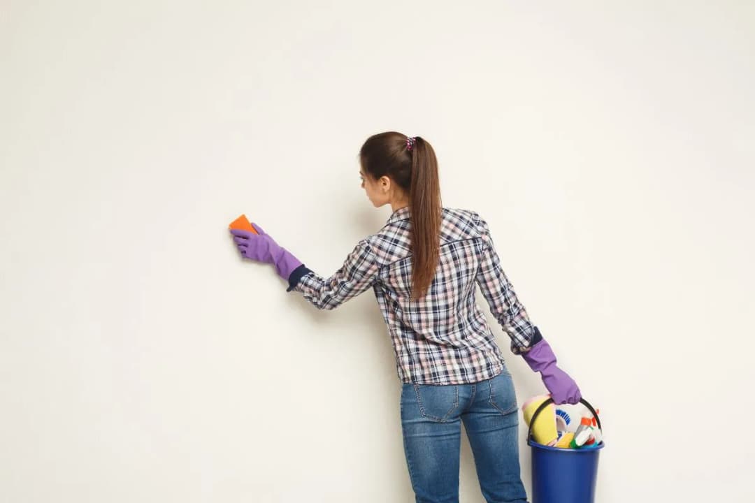 Skuteczne metody, czym umyć ściany przed malowaniem, aby uniknąć błędów