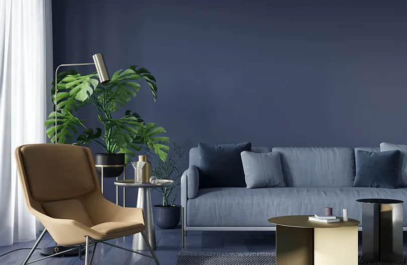 Czym łączyć granatową ścianę w salonie, aby uzyskać harmonię?