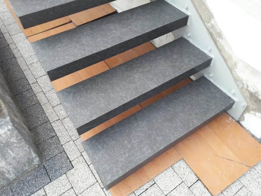 Jaki kamień na schody? Odkryj najlepsze materiały na trwałe schody