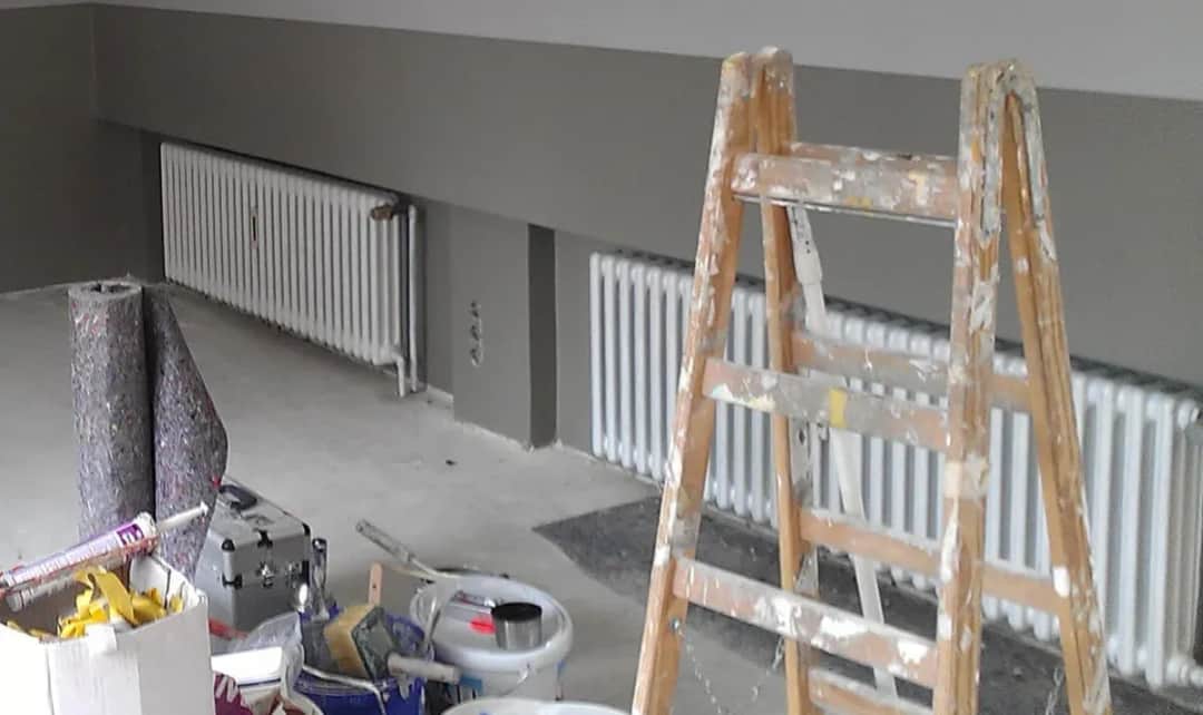 Skuteczne sposoby na to, jak usunąć pył po remoncie z paneli