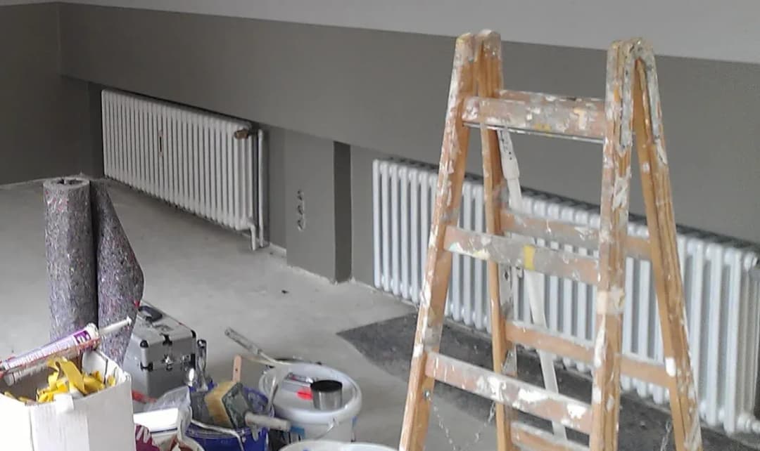 Skuteczne sposoby na to, jak usunąć pył po remoncie z paneli