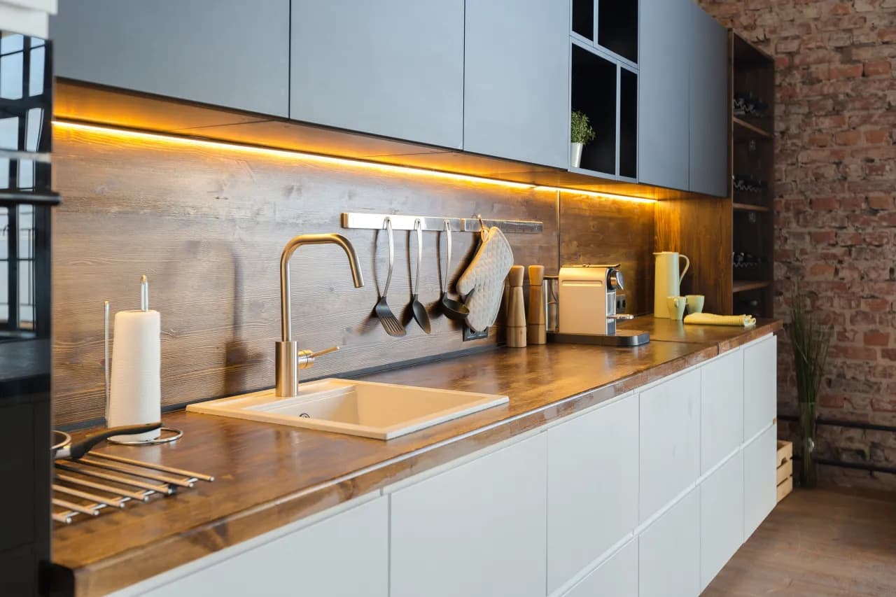 Co na ściany w kuchni zamiast płytek? Odkryj praktyczne rozwiązania