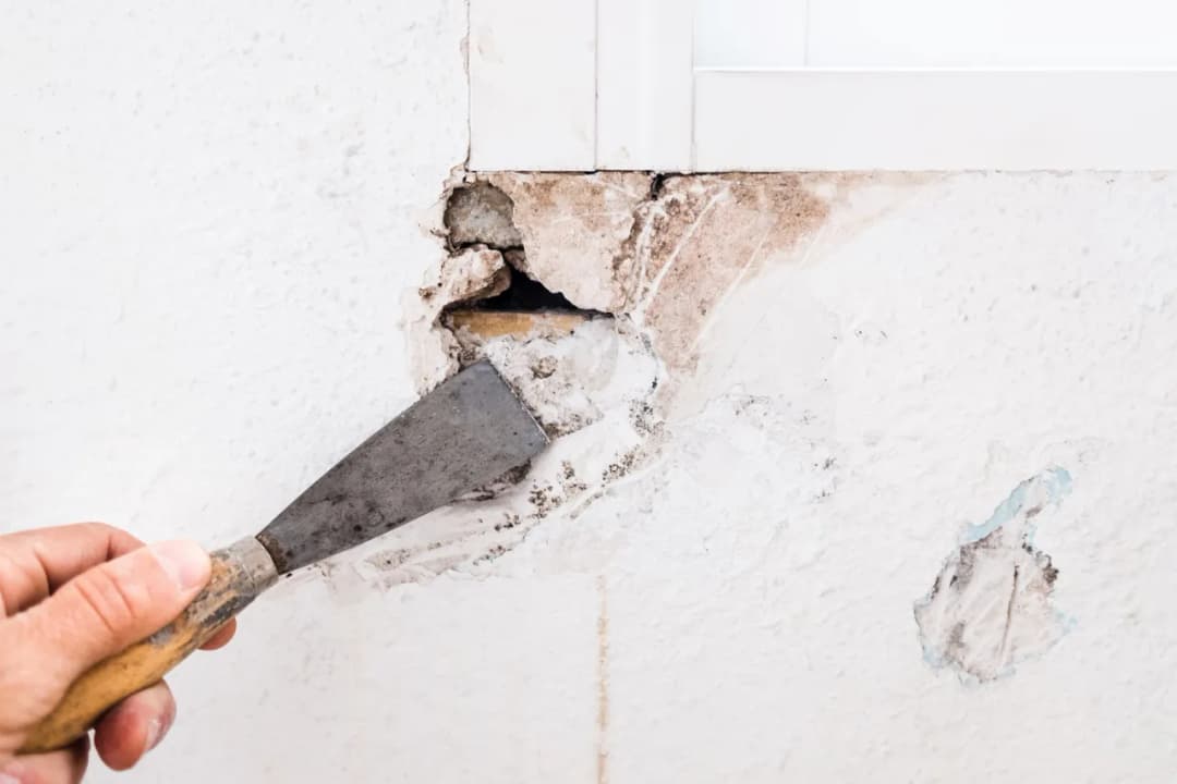 Czym zakleić dziury w ścianie, aby uniknąć kosztownych napraw?