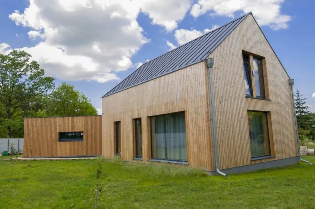 Elewacja drewniana pionowa czy pozioma - co wybrać dla domu?