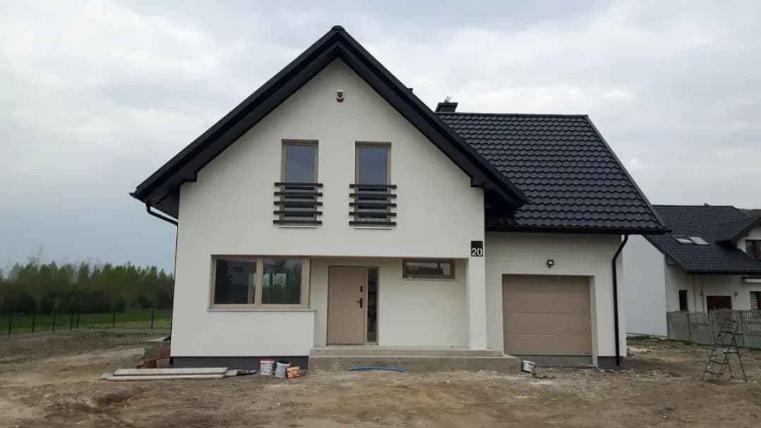 Jakie elewacje najlepiej pasują do okien dąb bielony?