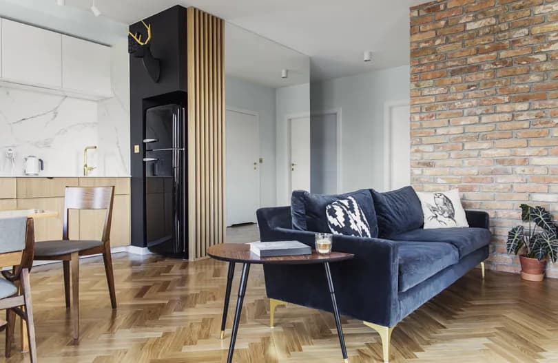 Idealne kolory ścian do czerwonej cegły, które ożywią Twoje wnętrze