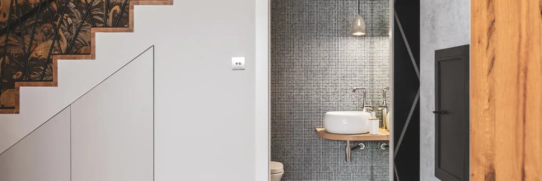 Jak urządzić małą łazienkę pod schodami? Praktyczne rozwiązania i inspiracje